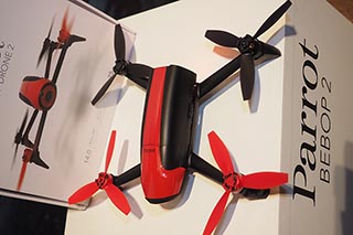 1080pカメラ搭載で25分間飛行する小型ドローン「Parrot Bebop 2」。約