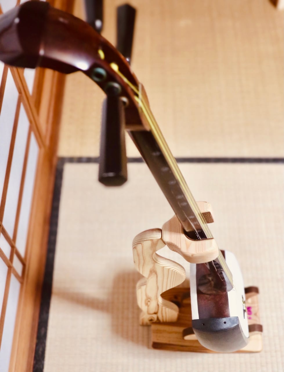 24時間以内に発送】手作り木工 木製三味線スタンド （古材） タイプA