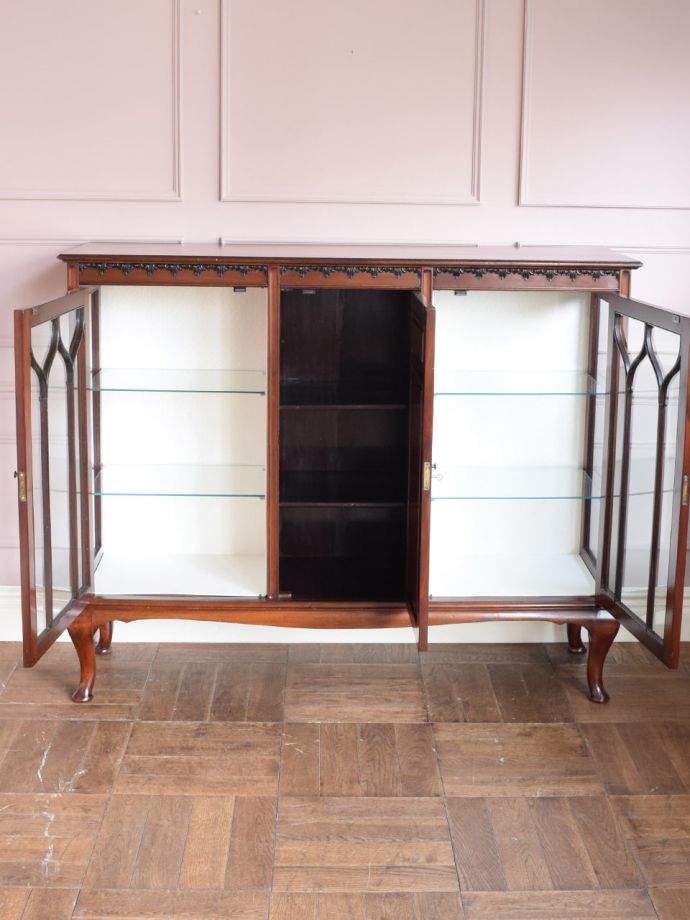 イギリスから届いたアンティークのショーケース、マホガニー材の美しい