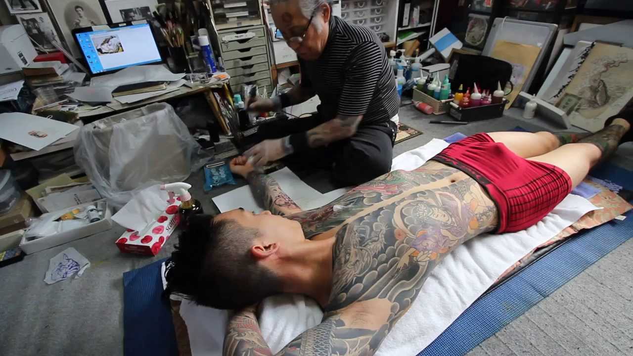 Horiyoshi 3 sensei at work. 三代目彫よし - YouTube