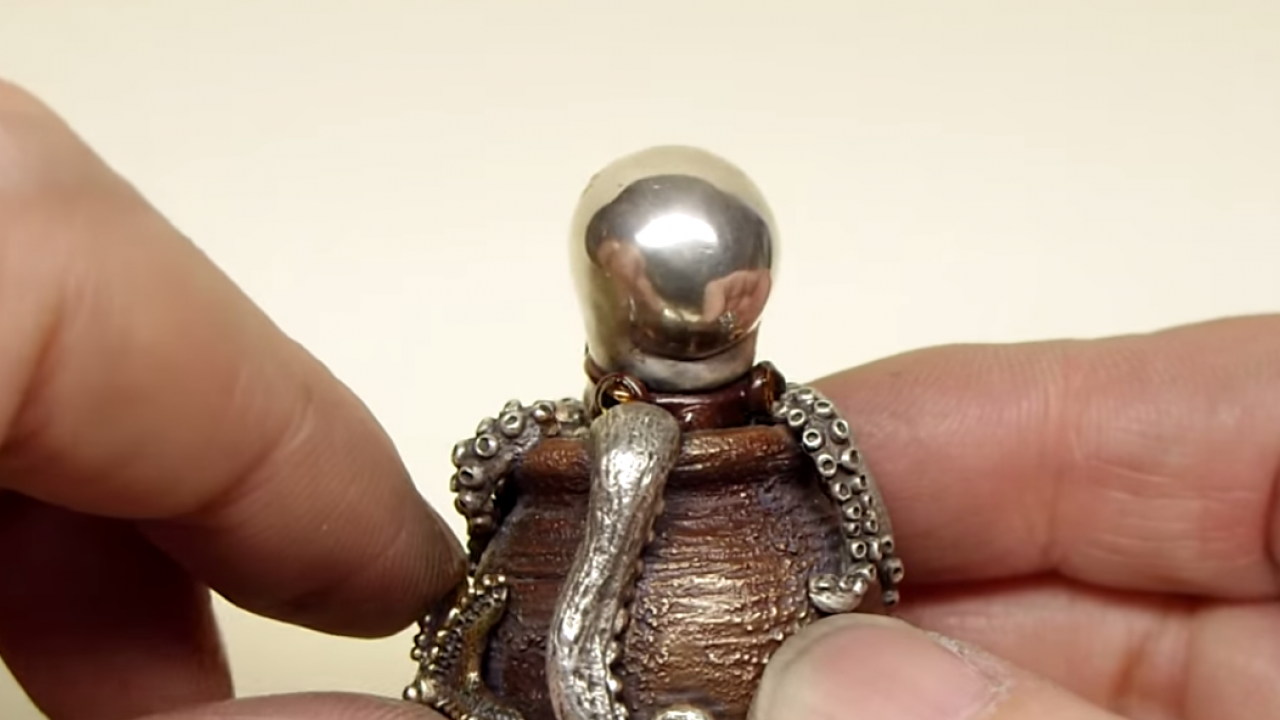 これはおもしろ根付！蛸壺に隠れているのはとても縁起の良いあ・の・ひ