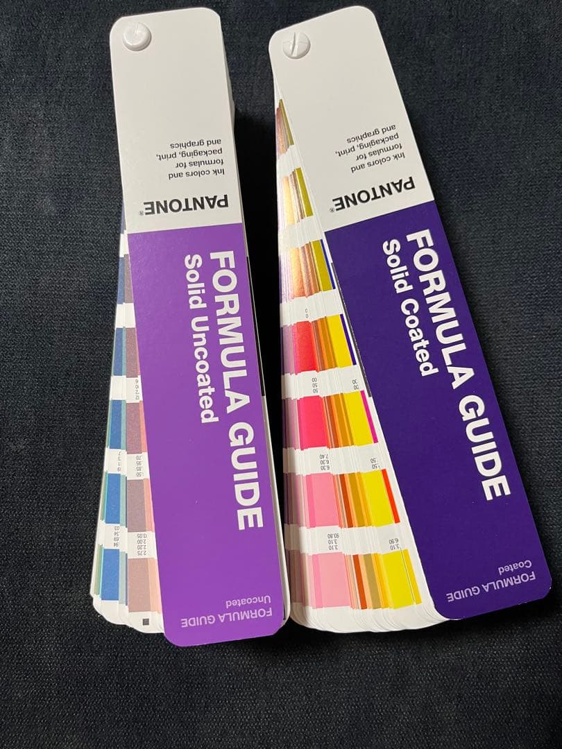 ヒナです。 PANTONE FORMULA GUIDE 2冊セット フォーミュラガイド╱2冊組（コート紙、上質紙） Formula Guide